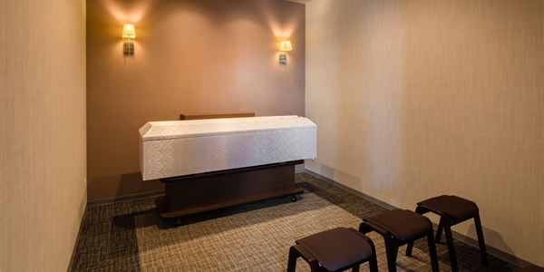 棺が置かれた安置室