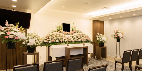 祭壇が飾られた式場